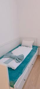 Cama blanca con colchón azul y blanco en Ruyi holiday en Sopron