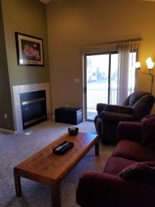 uma sala de estar com um sofá e uma mesa de centro em Lovely Mountain condo, remote workspace, 2 kayaks next to Lake Dillon em Frisco