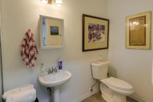 een badkamer met een toilet en een wastafel bij Coffeyville Countryside Studio with Fire Pit! in Coffeyville