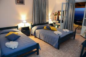 Llit o llits en una habitació de Hotel Dina - Ξενοδοχείο Ντινα