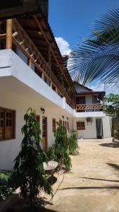 圣安特罗Cabañas en San Antero Bambumar2的一栋白色建筑，前面有一张长椅 更多11张照片