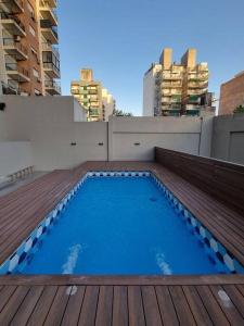 a swimming pool on the roof of a building at Tucuman Premium Nuevo Estudio Mejor Zona de Rosario in Rosario