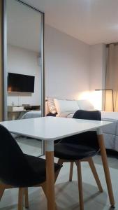a white table and two chairs in a living room at Tucuman Premium Nuevo Estudio Mejor Zona de Rosario in Rosario