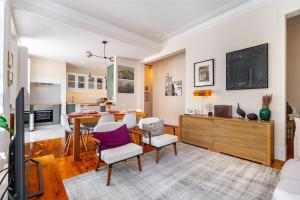 sala de estar con mesa y sillas y cocina en Flat Art - Luxury with private Pool & Garden, en Lisboa
