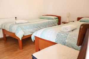 - une chambre avec 2 lits et une table dans l'établissement KUĆA ZA ODMOR ROMANO, à Marčana
