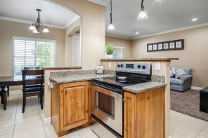 Il comprend une cuisine équipée d'une cuisinière et d'une salle à manger. dans l'établissement A La Mode Stunning 4 bedroom Orem Home, à Orem