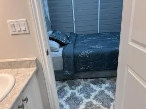 baño con cama y lavamanos en New Kleinburg Towns, en Woodbridge