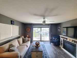 Χώρος καθιστικού στο Ocean Villas 6 condo