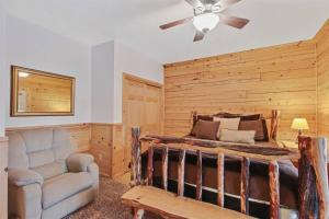 เตียงในห้องที่ Dreamy updated log cabin in the woods close to lak