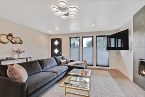 un soggiorno con divano e camino di Luxurious Fully Equipped 3BR Private Home in Eagle a Eagle