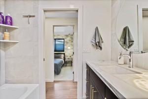 Baño blanco con lavabo y espejo en Luxurious Fully Equipped 3BR Private Home in Eagle, en Eagle
