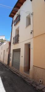 un edificio blanco con dos puertas de garaje en una calle en Appartamenti Stella, en Alcamo