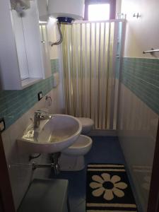 y baño con lavabo, aseo y ducha. en Appartamenti Stella, en Alcamo