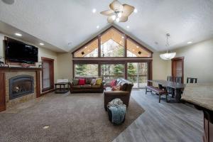 sala de estar amplia con chimenea y piano en Magic McCall Cabin and Studio for Larger Groups wi, en McCall