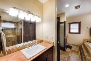 Un baño de Magic McCall Cabin and Studio for Larger Groups wi