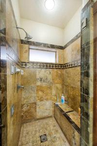 Un baño de Magic McCall Cabin and Studio for Larger Groups wi