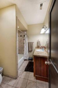 Un baño de Magic McCall Cabin and Studio for Larger Groups wi