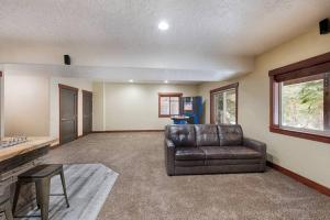Zona de estar de Magic McCall Cabin and Studio for Larger Groups wi