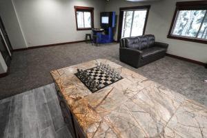 Zona de estar de Magic McCall Cabin and Studio for Larger Groups wi
