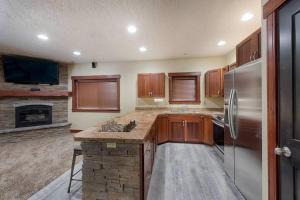 Una cocina o zona de cocina en Magic McCall Cabin and Studio for Larger Groups wi