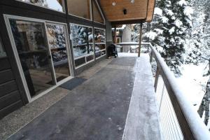 Un balcón o terraza de Magic McCall Cabin and Studio for Larger Groups wi