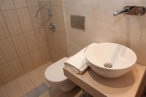 Ein Badezimmer in der Unterkunft Aphrodite Samos Suites
