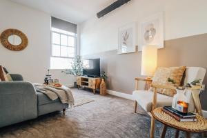 uma sala de estar com um sofá e uma televisão em Principality View Apartment Two, by Solace Stays em Cardiff
