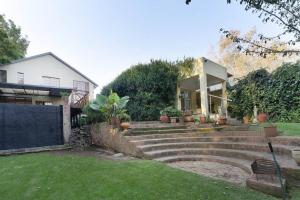 een huis met een trap in een tuin bij Seira Sol on 5th in Johannesburg