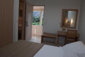 Ein Bett oder Betten in einem Zimmer der Unterkunft Aphrodite Samos Suites
