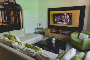 - un salon avec un canapé et une télévision dans l'établissement Casa en Zona Centro, Campeche., à Campeche