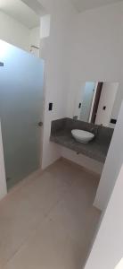 ein Bad mit einem Waschbecken und einem Spiegel in der Unterkunft VILLA SAMARI 4 Casa campestre con piscina privada in Girardot