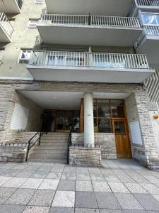 un edificio con escaleras que conducen a un edificio con balcón en Lindo departamento, con excelente ubicación en Mar del Plata en Mar del Plata