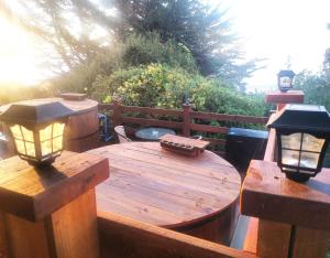 une table en bois avec deux lumières au-dessus dans l'établissement A Hotel Boutique Pelluhue, à Pelluhue