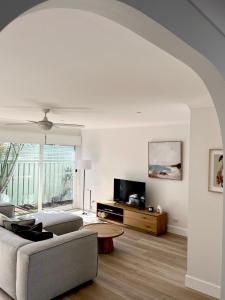 una sala de estar con un sofá y una mesa en Som House 1, en Shoal Bay