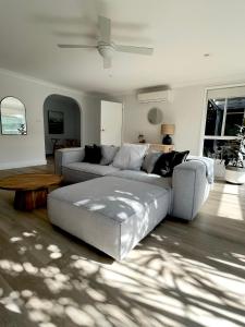 uma sala de estar com um sofá e uma mesa em Som House 1 em Shoal Bay