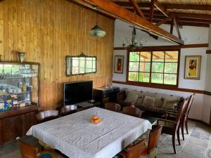 Casa de campo con piscina en Asia في آسيا: غرفة طعام مع طاولة وأريكة