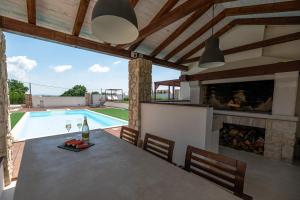 Bazén v ubytování Casa di Nikola nebo v jeho okolí
