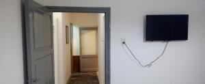 um quarto com uma porta e uma televisão na parede em Casa de Julia em Tunuyán