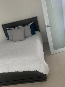 Postel nebo postele na pokoji v ubytování Luquillo Mar Paradise