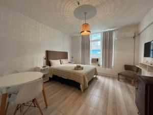 1 dormitorio con 1 cama, 1 mesa y 1 silla en Liberty Apartment Studio en Buenos Aires