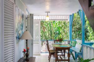 a dining room with a table and a window at Cabinas Selvin y Blanca in Puerto Viejo