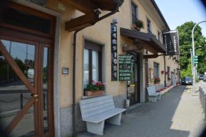 budynek z ławką po stronie ulicy w obiekcie Sempione Hotel Malpensa w mieście Casorate Sempione
