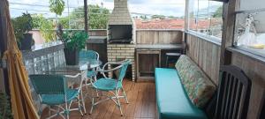 Il dispose d'un balcon avec une table, des chaises et une cuisinière. dans l'établissement Residencial EL - shadai, à Porto Seguro