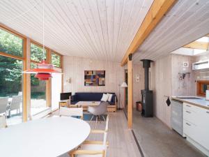 een keuken en woonkamer van een tiny house bij Holiday home Tisvildeleje XVIII in Tisvildeleje