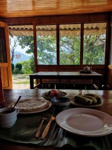 einen Holztisch mit Teller mit Lebensmitteln darüber in der Unterkunft May Kim Ta Phin Homestay in Sa Pa