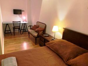 1 dormitorio con 1 cama, mesa y sillas en A10 Budapest Center Aparthotel en Budapest