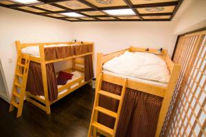 a room with two bunk beds in a room at Shinjuku Miyabi Residence - Vacation STAY 94520 in Tokyo