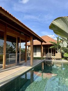 eine Villa mit einem Pool und einem Haus in der Unterkunft Bruann Villa 3 Pererenan, Seseh, Canggu, amazing view, 2 bedroom in Mengwi