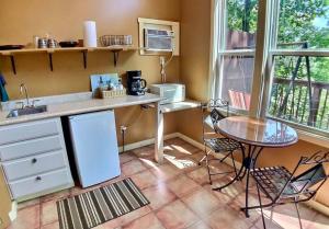 Η κουζίνα ή μικρή κουζίνα στο Chateau Treehouse #11 @ Oak Crest Cottages and Treehouses