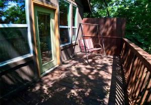 Φωτογραφία από το άλμπουμ του Chateau Treehouse #11 @ Oak Crest Cottages and Treehouses σε Eureka Springs